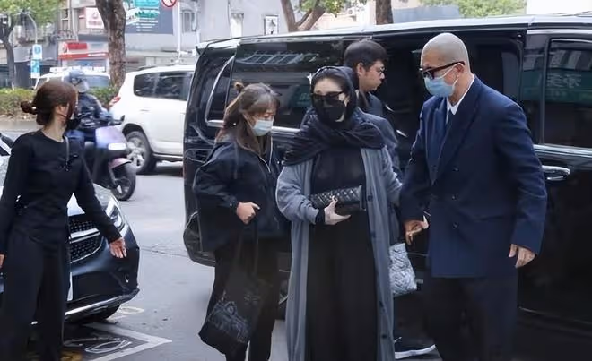 大S現身小S公公靈堂，像是哺乳期的寶媽，穿透視裝顯臃腫