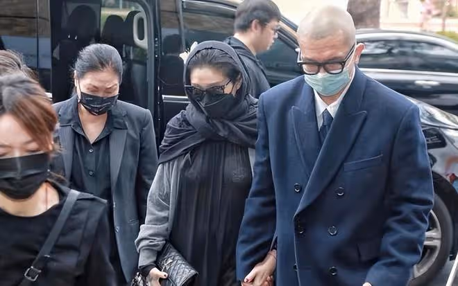 大S現身小S公公靈堂，像是哺乳期的寶媽，穿透視裝顯臃腫