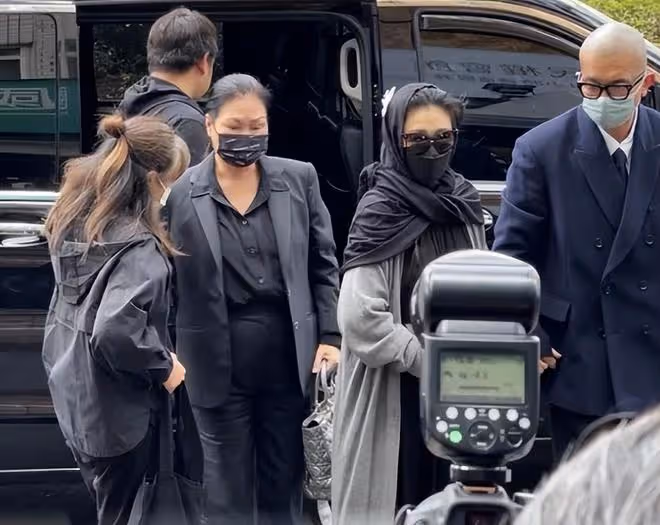 大S現身小S公公靈堂，像是哺乳期的寶媽，穿透視裝顯臃腫