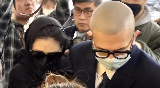 大S現身小S公公靈堂，像是哺乳期的寶媽，穿透視裝顯臃腫