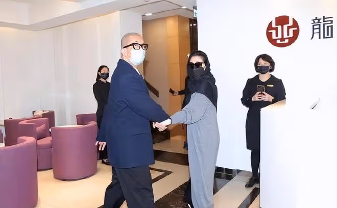 大S現身小S公公靈堂，像是哺乳期的寶媽，穿透視裝顯臃腫