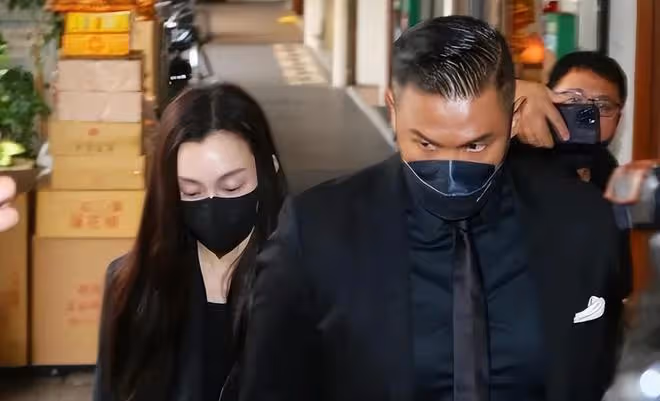 大S現身小S公公靈堂，像是哺乳期的寶媽，穿透視裝顯臃腫