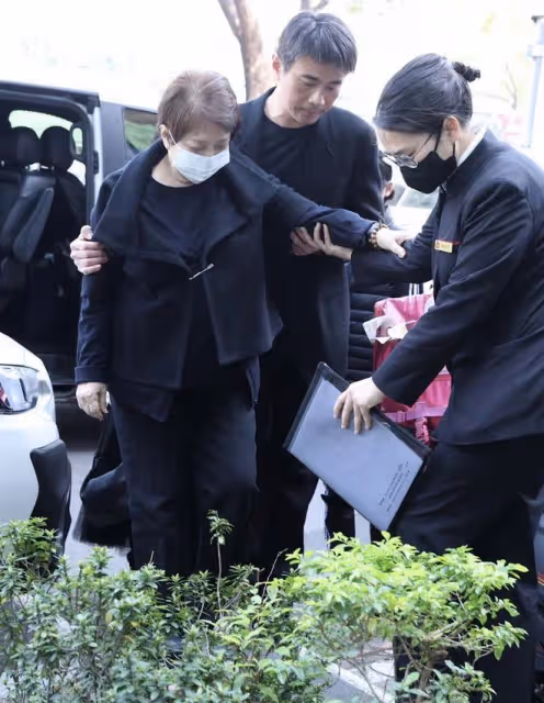 小S全家現身公公靈堂，3個孫女素顏出鏡，遺孀攙扶悲傷前行