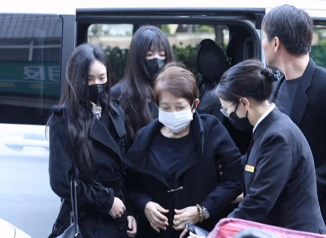 小S全家現身公公靈堂，3個孫女素顏出鏡，遺孀攙扶悲傷前行