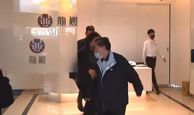 小S全家現身公公靈堂，3個孫女素顏出鏡，遺孀攙扶悲傷前行