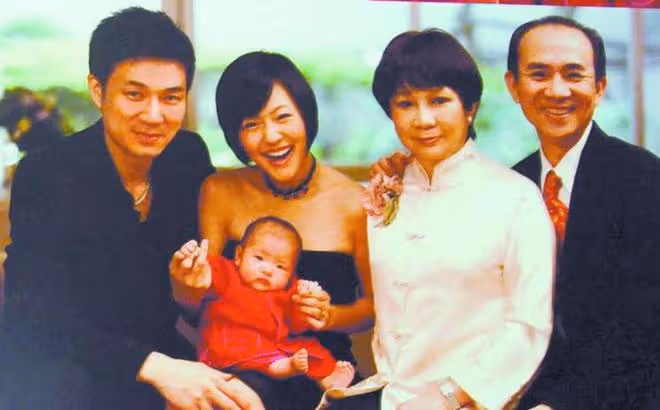 小S全家現身公公靈堂，3個孫女素顏出鏡，遺孀攙扶悲傷前行
