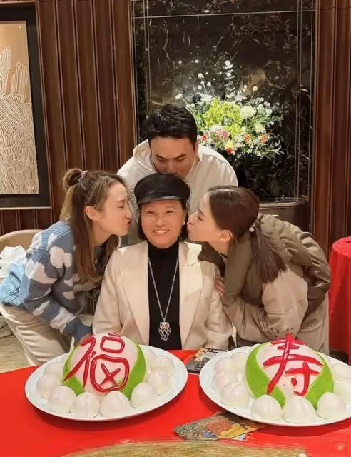 何超蓮陪媽媽慶生，桌上擺「福壽」蛋糕，三太剪短髮露出燦笑