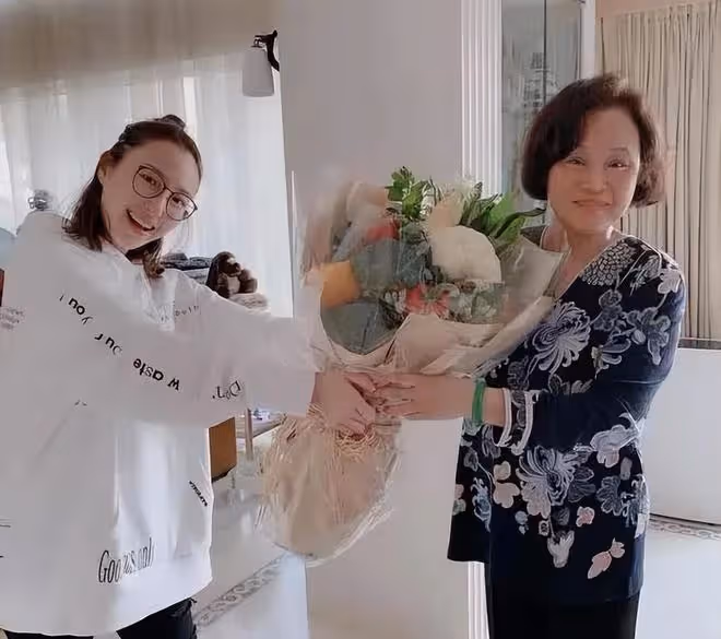 何超蓮陪媽媽慶生，桌上擺「福壽」蛋糕，三太剪短髮露出燦笑