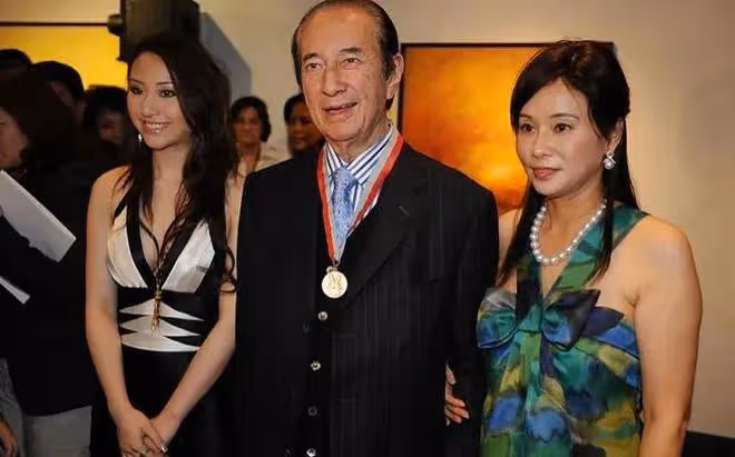 何超蓮陪媽媽慶生，桌上擺「福壽」蛋糕，三太剪短髮露出燦笑
