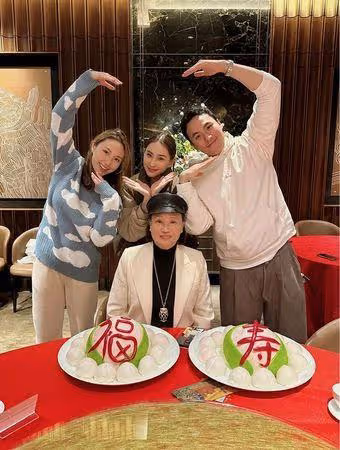 賭王千金何超蓮為媽慶生70大壽! 老公竇驍沒出現…合體女神被拍