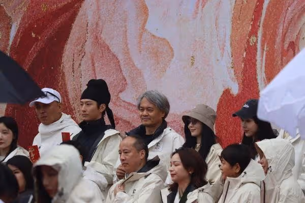 賭王千金何超蓮為媽慶生70大壽! 老公竇驍沒出現…合體女神被拍