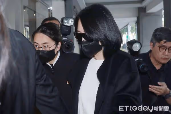 快訊／大S罕露面「全身黑包緊」！　緊牽具俊曄現身哀悼小S公公