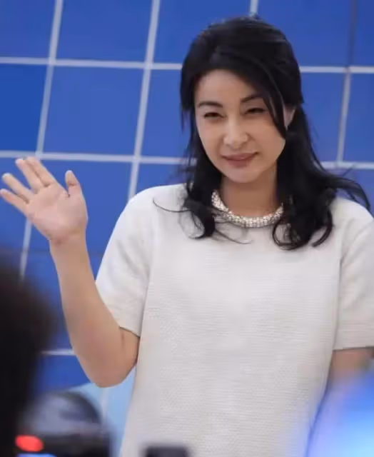 42歲郭晶晶和43歲董潔同框，郭晶晶「富貴相」的優勢就出來了