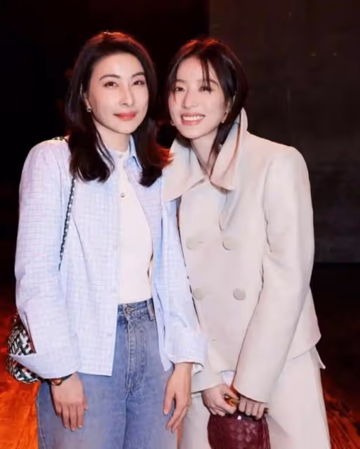 42歲郭晶晶和43歲董潔同框，郭晶晶「富貴相」的優勢就出來了