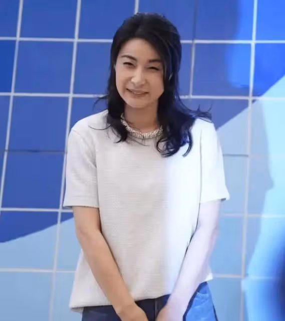 42歲郭晶晶和43歲董潔同框，郭晶晶「富貴相」的優勢就出來了