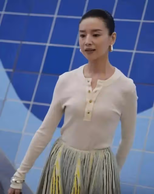 42歲郭晶晶和43歲董潔同框，郭晶晶「富貴相」的優勢就出來了