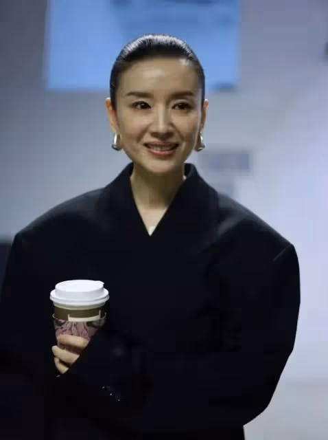 42歲郭晶晶和43歲董潔同框，郭晶晶「富貴相」的優勢就出來了