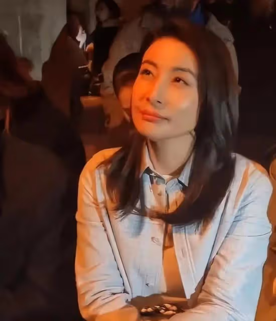 42歲郭晶晶和43歲董潔同框，郭晶晶「富貴相」的優勢就出來了
