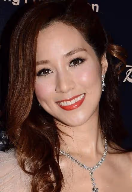 42歲郭晶晶和43歲董潔同框，郭晶晶「富貴相」的優勢就出來了