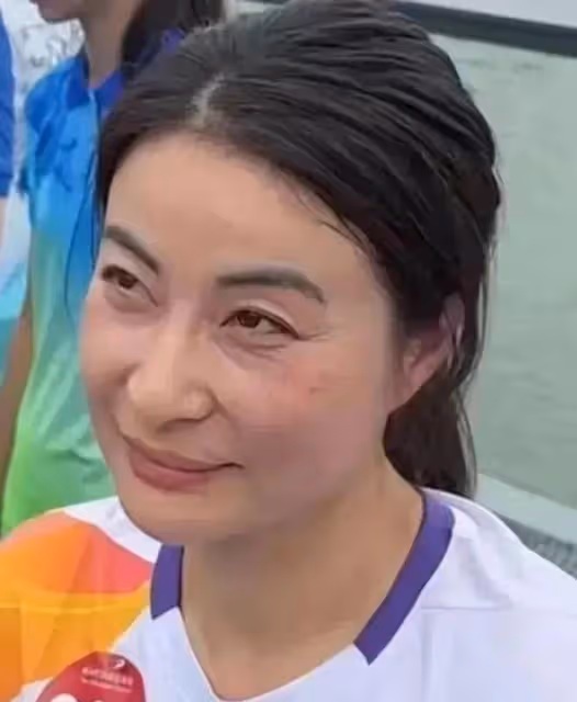 42歲郭晶晶和43歲董潔同框，郭晶晶「富貴相」的優勢就出來了