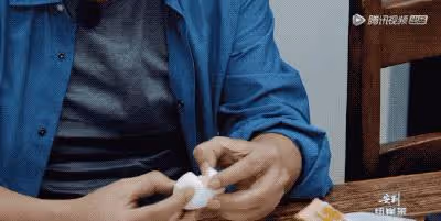 鄧婕的一張照片，曝光張國立「人設」：多年婚姻，寵妻是假的