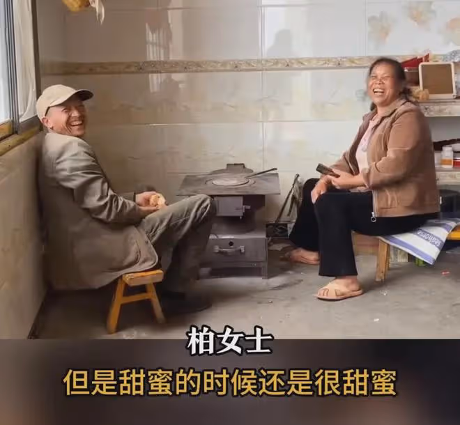 父母談戀愛被女兒無意撞見，瞬間害羞：他們結婚30多年還這麼甜蜜