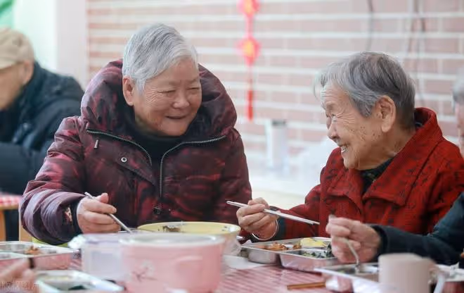 人老了,躺在病床上才終於明白,晚年真正靠得住的還是這3樣東西