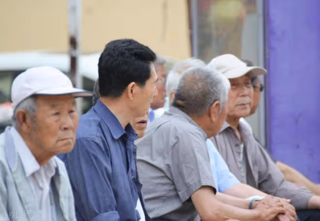 人老了,躺在病床上才終於明白,晚年真正靠得住的還是這3樣東西