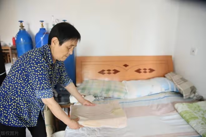人老了,躺在病床上才終於明白,晚年真正靠得住的還是這3樣東西