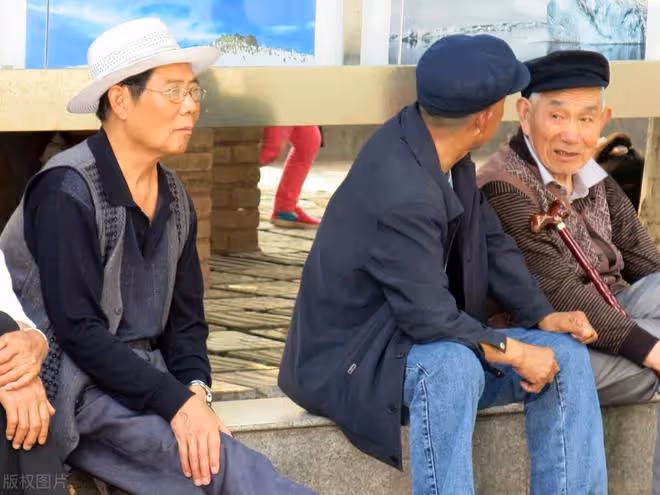 人老了,躺在病床上才終於明白,晚年真正靠得住的還是這3樣東西
