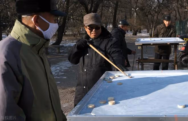 人老了,躺在病床上才終於明白,晚年真正靠得住的還是這3樣東西