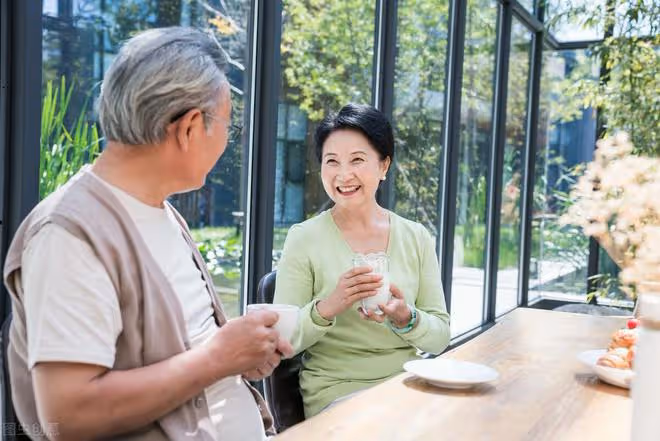 為什麼說退休後不能經常去聚會?68歲大爺說出自己的苦惱,很現實