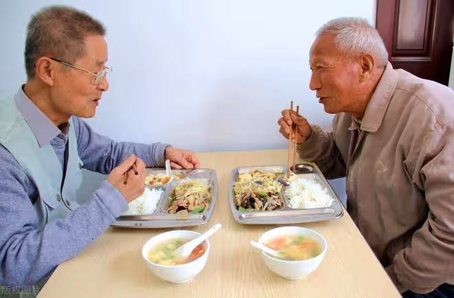 有種養老方式叫「有償式子女養老」,老人高興直言:比養老院幸福