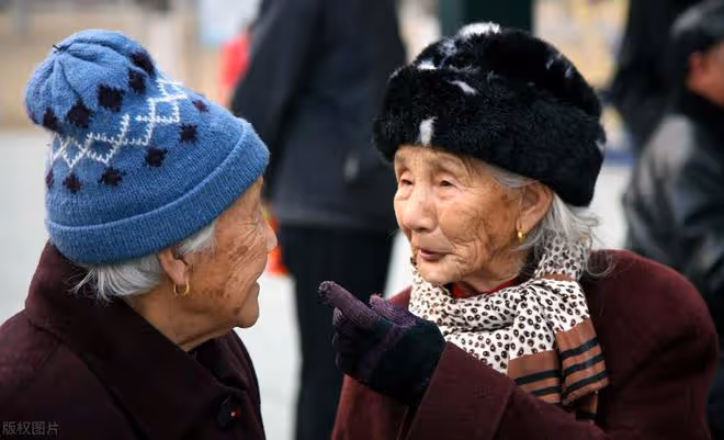 有種養老方式叫「有償式子女養老」,老人高興直言:比養老院幸福