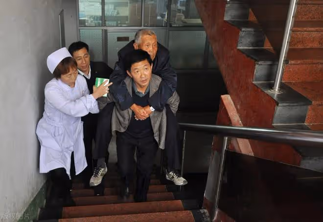 有種養老方式叫「有償式子女養老」,老人高興直言:比養老院幸福