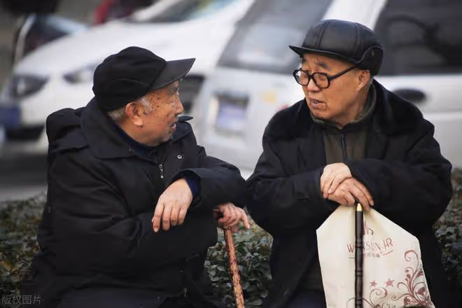 人老後,不靠子女,就只靠自己養老到底行不行?76歲老人實話實說