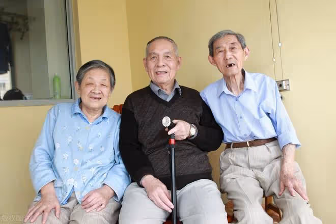 人老後,不靠子女,就只靠自己養老到底行不行?76歲老人實話實說