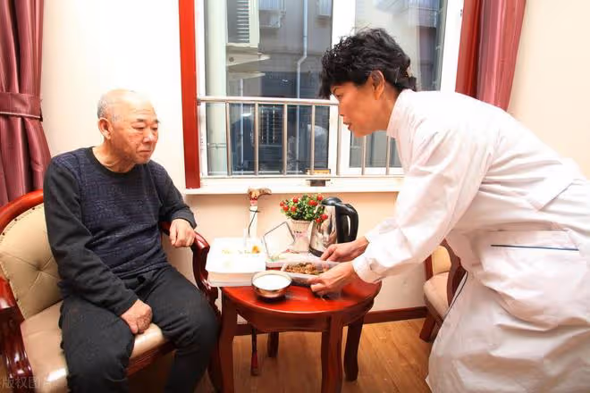 人老後,不靠子女,就只靠自己養老到底行不行?76歲老人實話實說