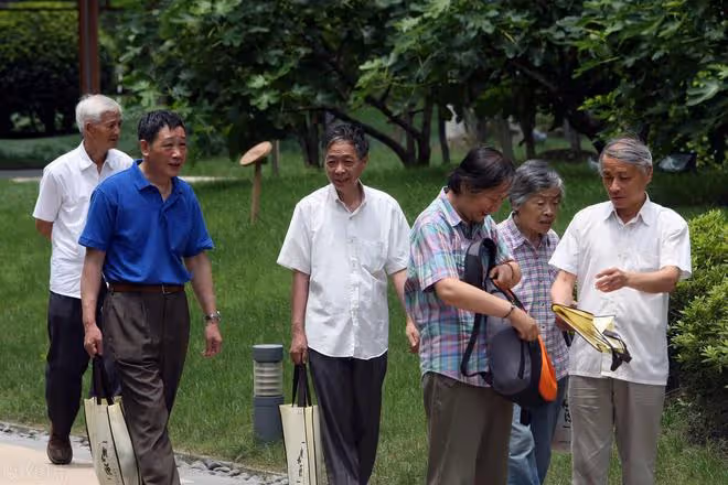 人老後,不靠子女,就只靠自己養老到底行不行?76歲老人實話實說