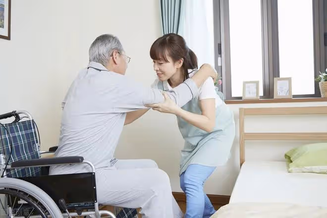 人老後,不靠子女,就只靠自己養老到底行不行?76歲老人實話實說