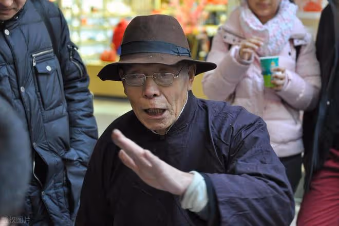 兩位老人的不同經歷:養老靠子女和靠金錢,二者差距究竟有多大