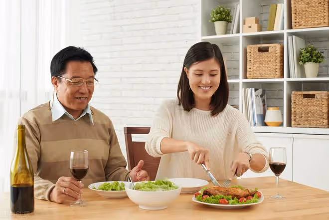 兩位老人的不同經歷:養老靠子女和靠金錢,二者差距究竟有多大
