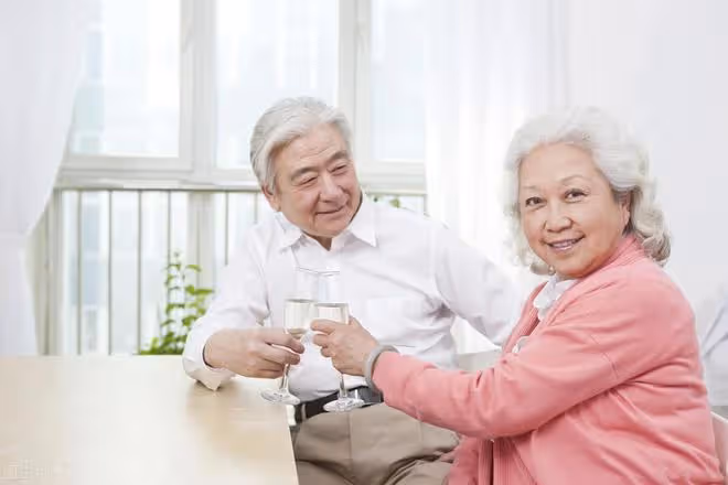 兩位老人的不同經歷:養老靠子女和靠金錢,二者差距究竟有多大