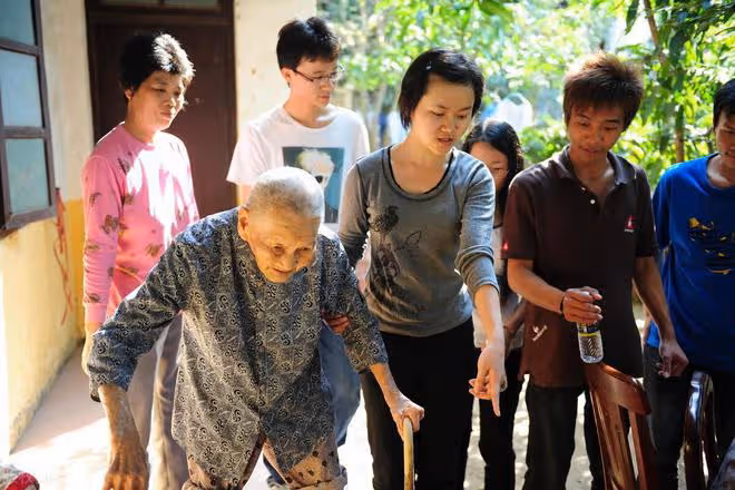 兩位老人的不同經歷:養老靠子女和靠金錢,二者差距究竟有多大