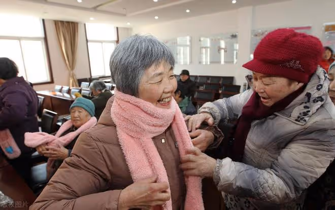 兩位老人的不同經歷:養老靠子女和靠金錢,二者差距究竟有多大