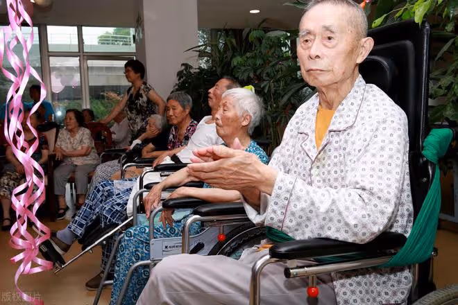 人到晚年,是兒女養老好還是去養老院養老好?76歲老人實話實說