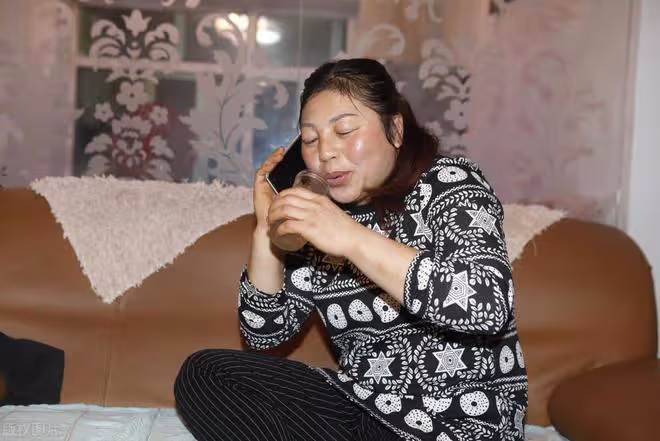 52歲保姆哭訴:每月8000塊錢工資是不少,可我卻一天都不想乾了