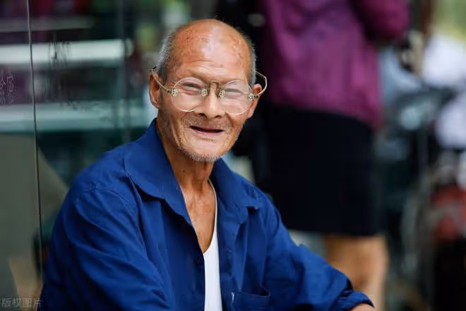 75歲大爺坦言:在三個兒子家輪流養老後,我才明白晚年養老該靠誰