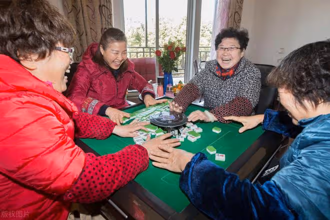 「抱團養老」到底靠譜嗎?63歲阿姨:聽著很美好,但實則弊端百出
