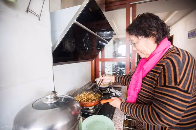 「抱團養老」到底靠譜嗎?63歲阿姨:聽著很美好,但實則弊端百出